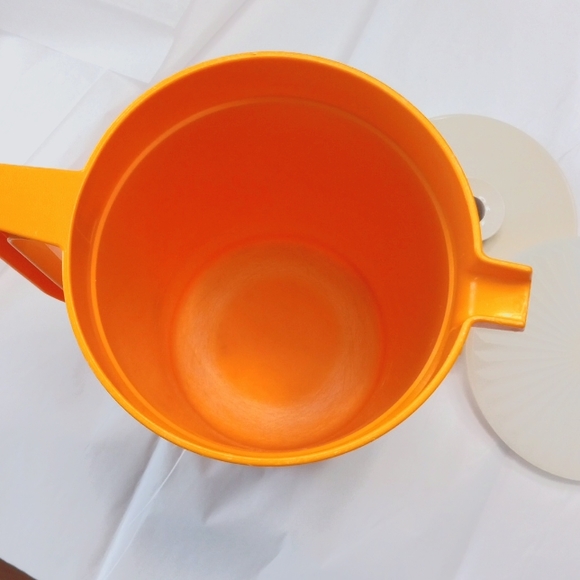 Tupperware pitcher - Picture 3 of 5